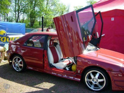 mazda 323 papillons.jpg